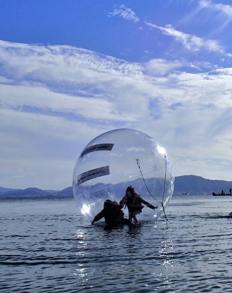 Simple Plan 日本一のびわ湖でウォーターボール体験 琵琶湖の自然体験学習施設オーパル